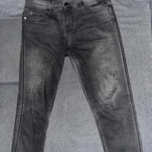 Replay jeans - Replay jeans i storlek 34/34. Modellen heter sandot och är lite lösare än anbass men sitter precis som anbass gör om du har lite längre och köttigare ben