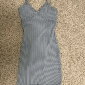 Blå klänning - Blå tajt jättefin klänning som formar kroppen otroligt! Storlek xs!🩷