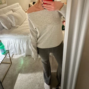 Asnajs sweatshirt som jag klippt själv - Köpte en basic collage tröja som jag klippt så att den blir ”off shoulder” så najs att ha i tex skolan eller på helgen ❣️