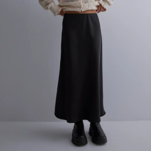 Satinkjol  - Satinkjol från Neo Noir i storlek S, normal i storleken. Nypris 749kr. 