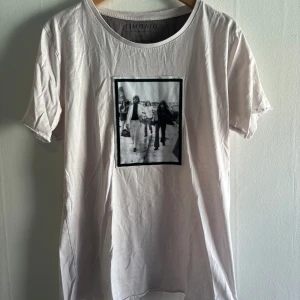 Limitato Tröja  - Säljer denna feta T-shirt från Limitato. Storleken är M men passar även S. Väldigt fin tröja att ha på en varm sommardag!  Kontakta vid intresse!!