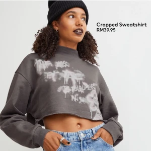 Graffiti tröja - En graffiti tröja köpt ifrån h&m som inte kommit till användning 🫶🏼🤍 Storlek XS