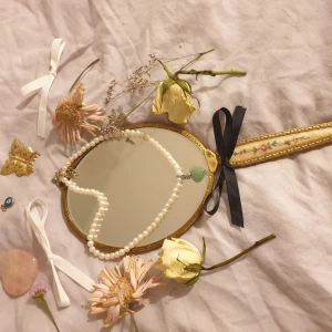 🎀handgjort halsband🎀 - Ett handgjort halsband med sötvattenspärlor med ett hjärta av sten.