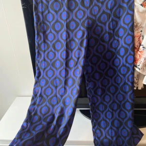 Sett från Zara - Dm för tydligare bilder ( har tagit slarviga bilder)  Ett super snyggt sett från zara.  Breda byxor och långärmade crop top.  Prislappen finns fortfarande kvar.  Nytt pris 699kr Mitt pris 250kr priset går att diskutera 