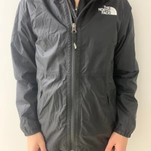The North Face jacka  - North Face jacka, i storlek M/M , den är knappast använda den passar inte längre, för mer info och bilder kontakta mig.