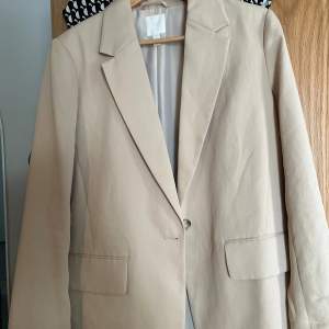 Aldrig använd!!  Superfin kostymsett i beige!! Passar både stl S och M.  Nytt pris 1500kr  Mitt pris: 250kr 