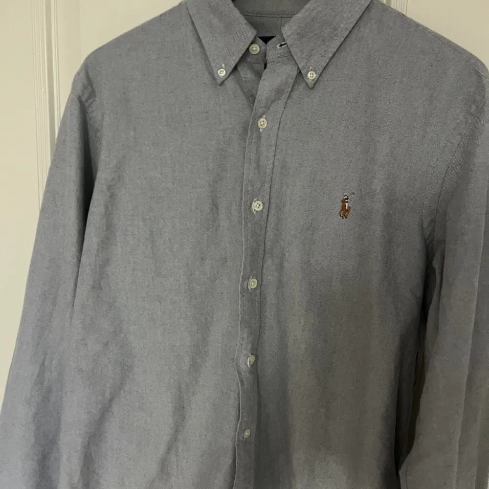Stilig Ralph Lauren skjorta i grå färg. Storlek M. Skjortor.