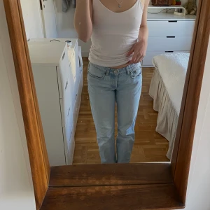 Lågmidjade jeans - Ett par lågmidjade jeans från zara i storlek 36, i bra skick. Dom sitter bra i längd på mig som är 173. Skriv vid intresse, köpare står för frakt men kan även mötas i Stockholm 