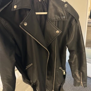 Skinnjacka  - Säljer denna skinnjacka från missguided. Köpt här på plick. Jätte fint skick, har knappt använt den. Den sitter lite oversized🤩