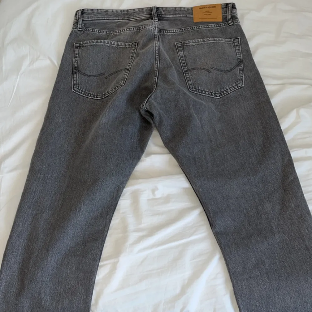 Den populära Jack and Jones jeansen i färgen grå. Helt oanvända endast tagit på mig dem för att se att dem passade vilket dem inte gjorde därför säljer jag dem. Skick 10/10 Köpt på boozt för 599 (Ser mörkare ut i mina bilder på grund av ljuset). Jeans & Byxor.