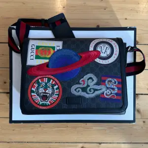 Gucci Night Courrier GG Supreme flap messenger (LIMITED EDITION) Released 2018 and sold out immediately  Amazing condition 8/10 Bought in 2018 for 1790€ // 20000 SEK Last bag for sale online went for 3500€ / 39500 SEK  H:30 B:26 D:4 cm Strap:52-120cm