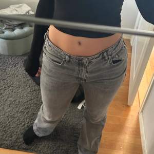 Gråa jeans från Gina i storlek 42 ( små i storleken) långa i benen, sparsamt använda 