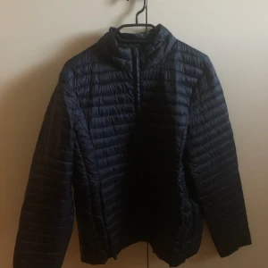 Vår/höstjacka 🍂💗 - Säljer denna marinblå vår/höstjacka i storlek XL men passar L-XXL. Säljer pga att den inte kommer till användning längre. Ser hyfsat ny ut! ❤️❤️👌🏾