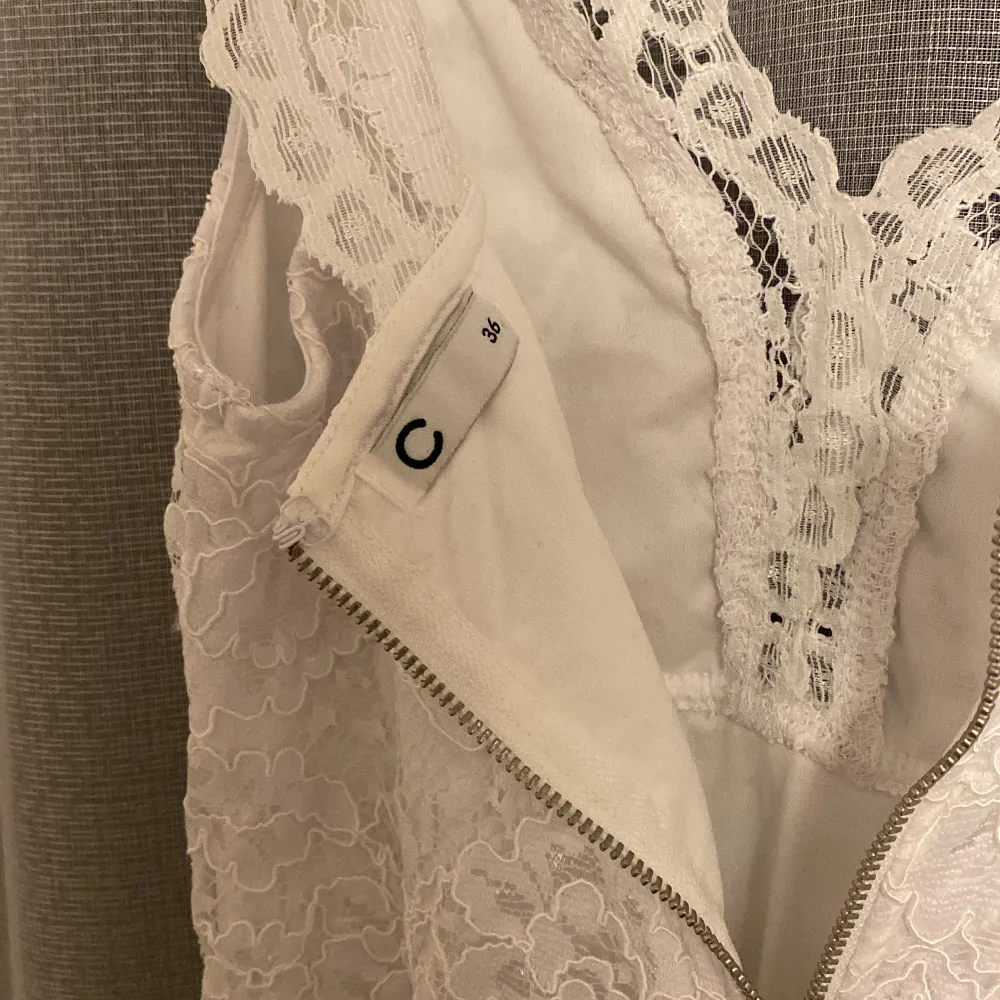 Säljer denna fina vita spets klänning som är perfeckt för sommar avslutning💓 Skriv för frågor/ fler bilder . Klänningar.