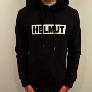 Hej!  Säljer nu denna sjukt snygga och grischiga Helmut Lang hoodien Storlek M  Skick 9,5/10  Ny pris= 3500 kr Säljs för= 1299 kr
