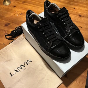 Lanvins  - säljer nu dessa helsvarta lanvins, cond 8,5 på utsidan då det finns någon få repa på cap toen, insidan är i cond 7/10 inget man ser eller känner vid användning, original box, extra skosnören och dust bag som kommer med. nypris 4500, säljer för 2599!