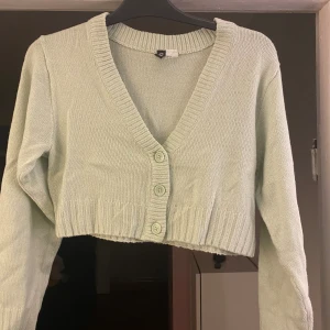 Grön kofta - Jätte söt grön stickad kofta ifrån hm! Inga defekter💕 säljs pga används inte längre! Den är lite mera grönare i verkligheten💚💚