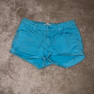 Jeans shorts  - Ganska använda shorts och därav några mindre defekter (sista bilden). Utöver det är de väldigt fina och av mycket bra kvalitet! Har resår midja som går att anpassa. PRISET GÅR ATT DISKUTERA.