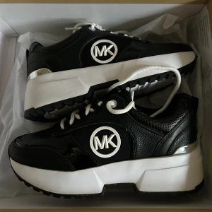 MK skor - Aldrig använda, storlek 36 och finns även kvitto. Nypris är ca:2100 Pris kan diskuteras.