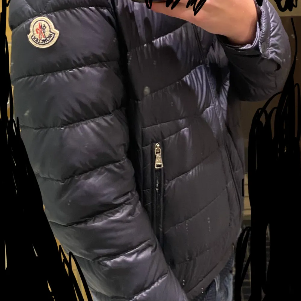 Hej, säljer denna Moncler jackan åt min kompis, den är i 10/10 skick använd 5 gånger. Den har inga direkt defekter! Inga skador eller bevis på användning! Allt og tillkommer, så skriv till mig vid intresse av äktenskapsbevis osv,(fraktas inom 24h)✅. Jackor.