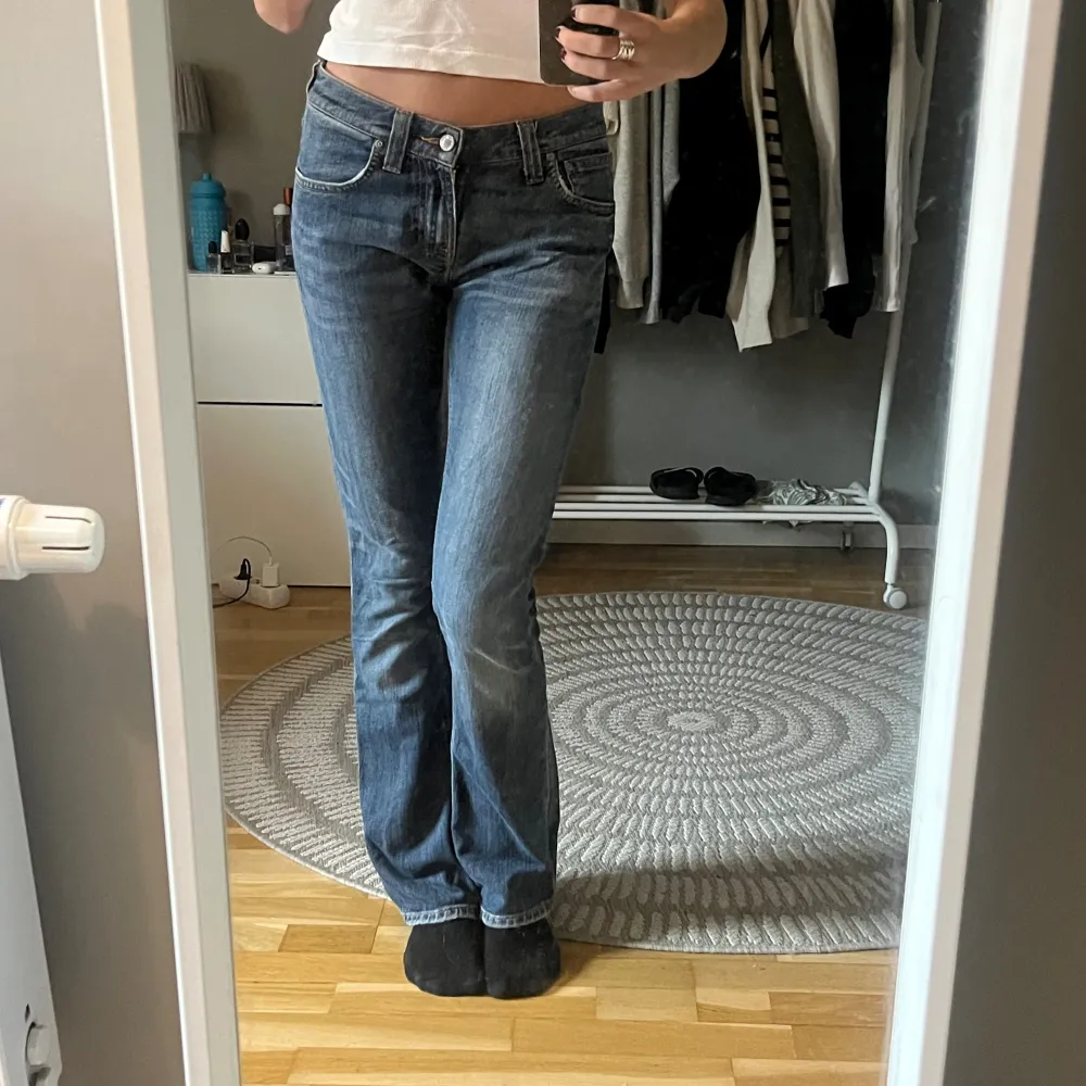 Low waist jeans som är min mammas gammla och därav använd men ändå i ett fint skick! Jag är 170 cm lång och skulle beskriva storleken som xs / 32-34. Jeans & Byxor.