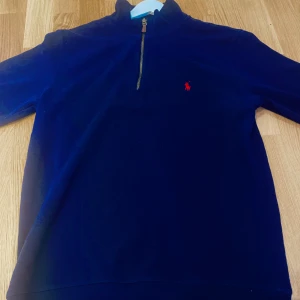 Ralph lauren half zip - Ralphlauren half zip storlek S herr. Mörkblå med röd logga. Kragen hänger lite därmed priset som är så lågt. Fraktar snabbt 1-3 dagar.
