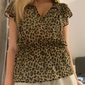 Leopardblus  - Superfin topp med resår i midjan 💕