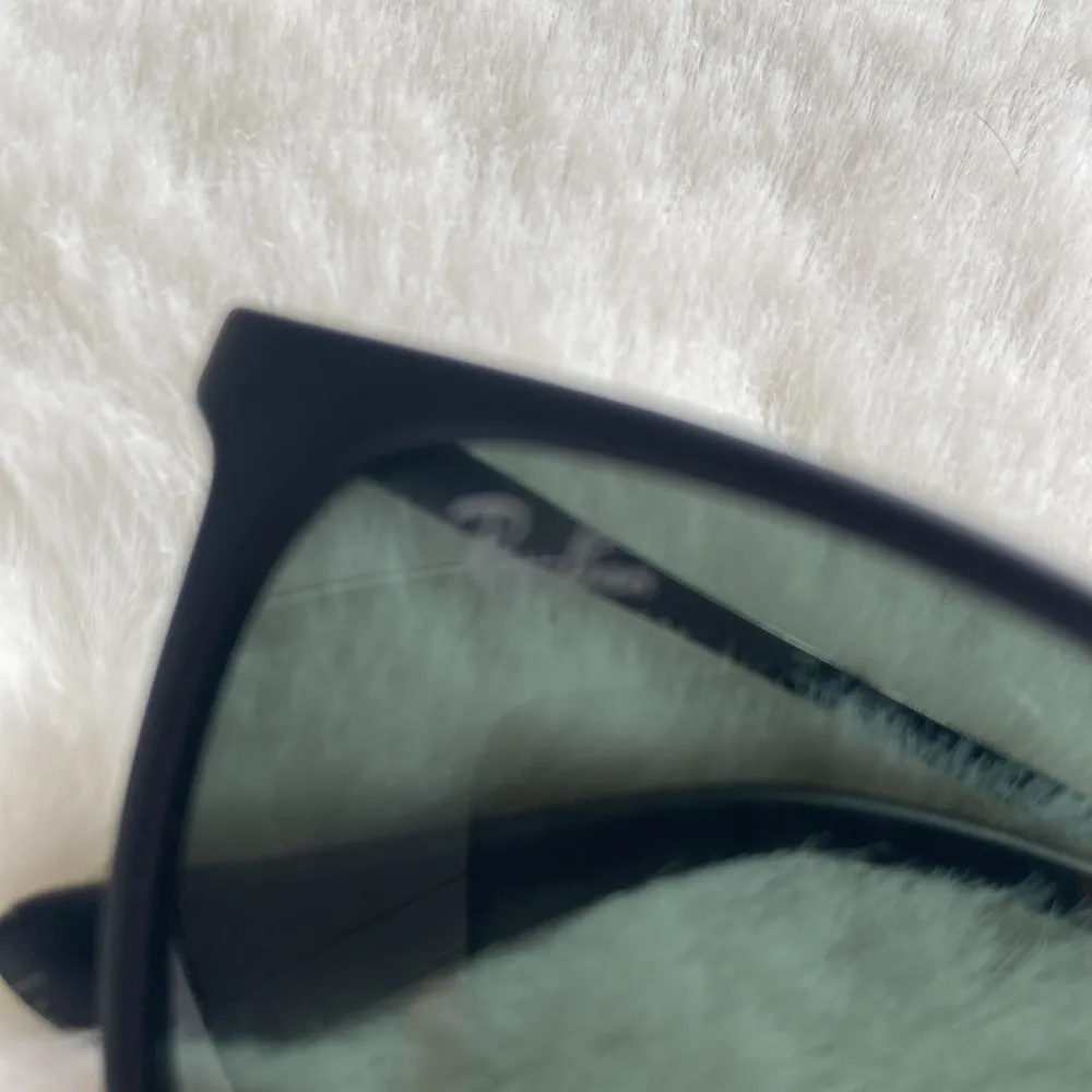Säljer ett par barn/kids svarta solglasögon från Rayban som är jättefina och bra kvalite. Sparsamt andvända med inga skador och är perfekta till sommaren 😊Priset kan diskuteras och påsen ingår. Riktiga Rayban 👍🏻. Accessoarer.