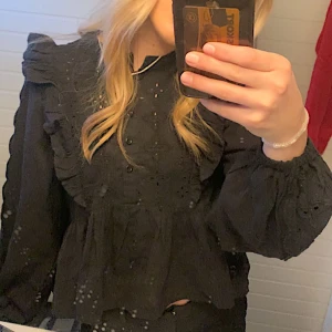 Svart blus - Säljer denna superfina blus då den tyvärr är för kort för min smak. Oanvänd 🥰 Priset går alltid att diskutera