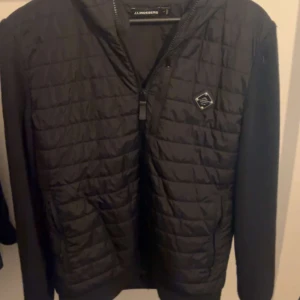 J. lindberg cardigan - Tjena! Säljer nu min snygga              J Lindberg cardigan,perfekt till våren som är som ny! Skriv via frågor 💸