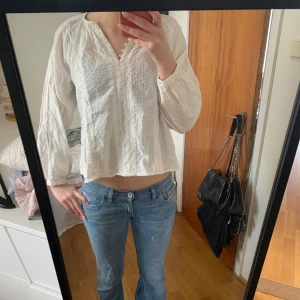 Blus  - Vit, somrig blus från zara. Skriv om ni har några frågor. 