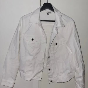 Vit jeansjacka - Vit jeansjacka från HM. Aldrig använd 