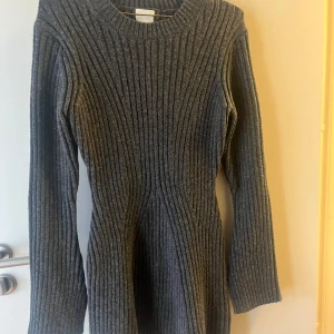 Hm ribstickad klänning  - Ribstickad klänning ifrån HM  Fint skick, endast använd en handfull tillfällen.  Storlek M