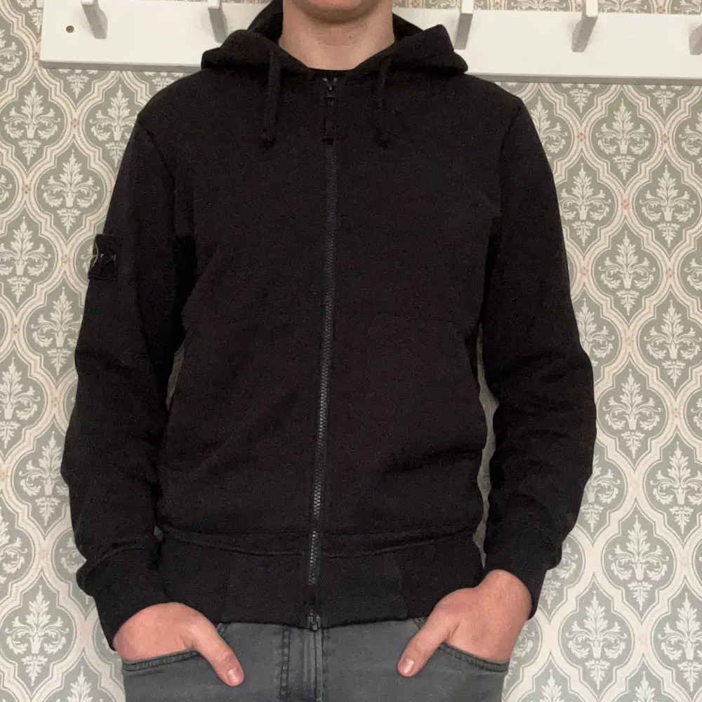 Riktigt skön stone island zip som endast andvänds ett fåtal gånger  Skick 9/10  Äkta såklart  (öppen för byten). Hoodies.