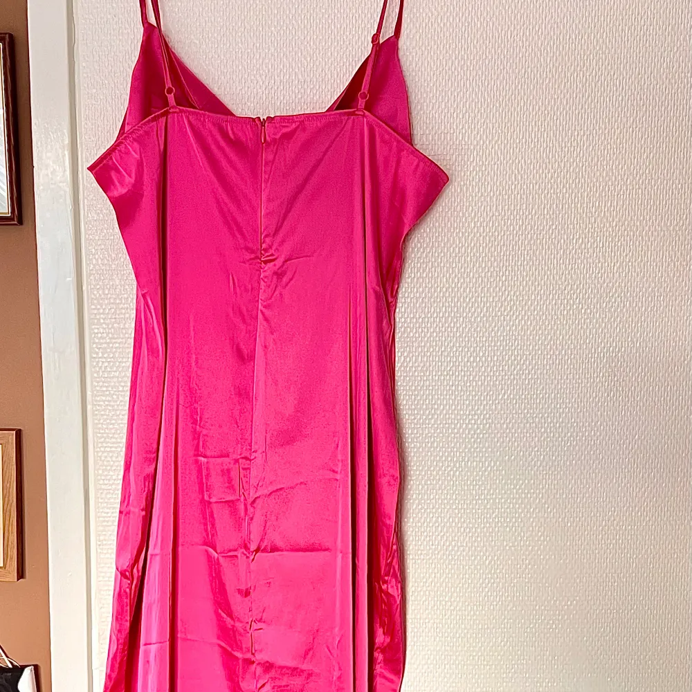 En vacker och stilren långklänning i silkestil. Från second hand men är felfri! Justerbara straps och en slits på båda sidor längst ned. Är 174 cm och på mig går den till mitten av smalbenet 💓 Storlek finns inte men sitter som en M/L💓. Mekot.