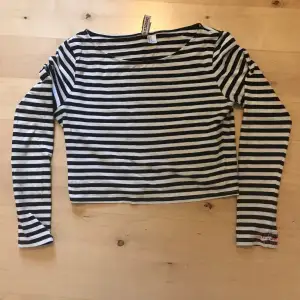 Randig långärmad crop top från H&M. Strl M men funkar imo också för mindre storlekar med en mer baggy passform. Lagning i sashikostil på ena ärmen, se bild 3. Najs att ha som lager under en större t-shirt. 