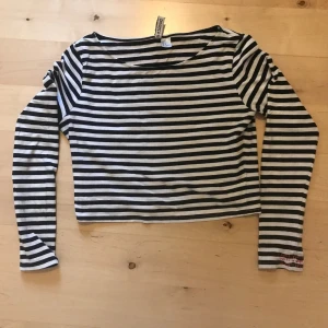 Randig crop top - Randig långärmad crop top från H&M. Strl M men funkar imo också för mindre storlekar med en mer baggy passform. Lagning i sashikostil på ena ärmen, se bild 3. Najs att ha som lager under en större t-shirt. 