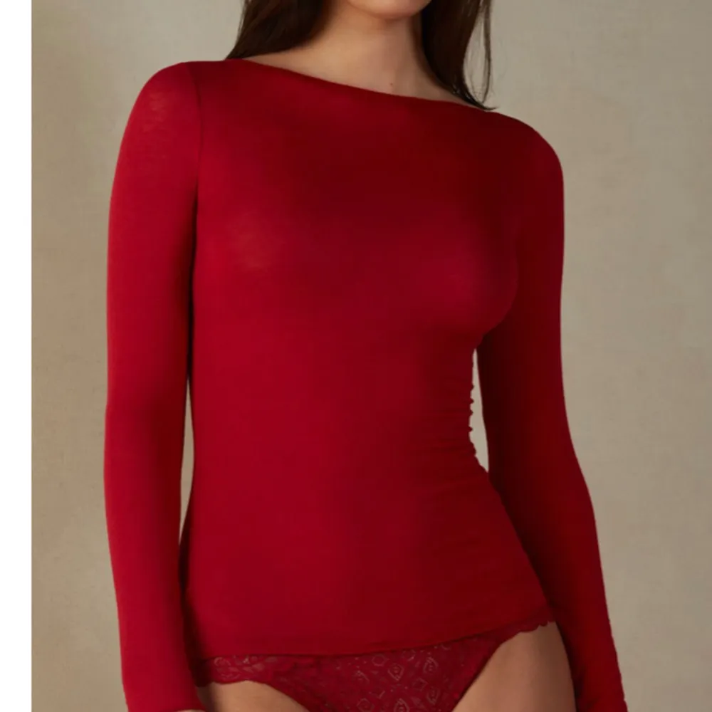 Röd Intimissimi tröja. Säljer då den inte kommer till användning ❤️. Toppar.