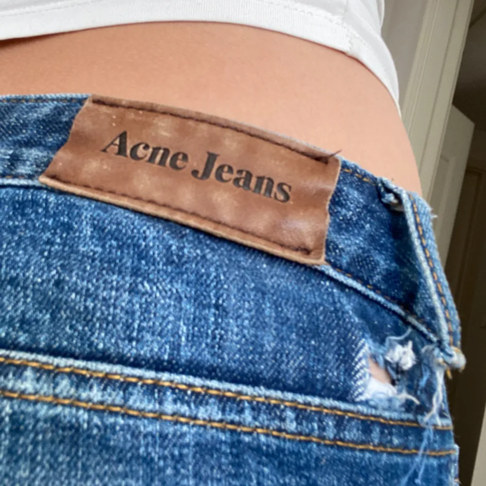 Säljer dessa sjuuukt snygga Acne Studio jeansen då dom inte kommer till användning! Midjemåttet är ca 35cm rakt över!! Ett litet hål (titta bild 2).  Skriv privat för flera bilder eller priset 💕. Jeans & Byxor.