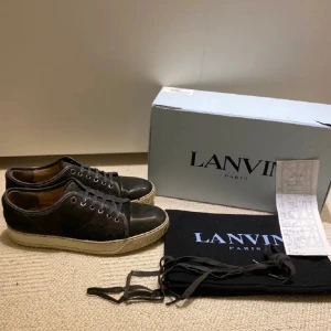 Lanvin skor - Säljer nu mina Lanvin då dem är för små för mig! Skicket är inte det bästa men runt 8/10. Uk 7 i storlek vilket motsvara runt 42/43 och jag har storlek 43 och dem passar precis. Färgen är elefantgray !Kvitto finns, fråga om de är nåt?