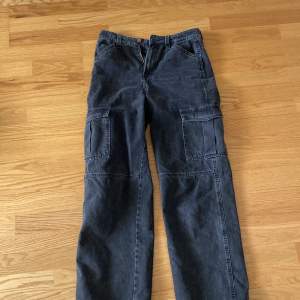 Wide leg cargo jeans