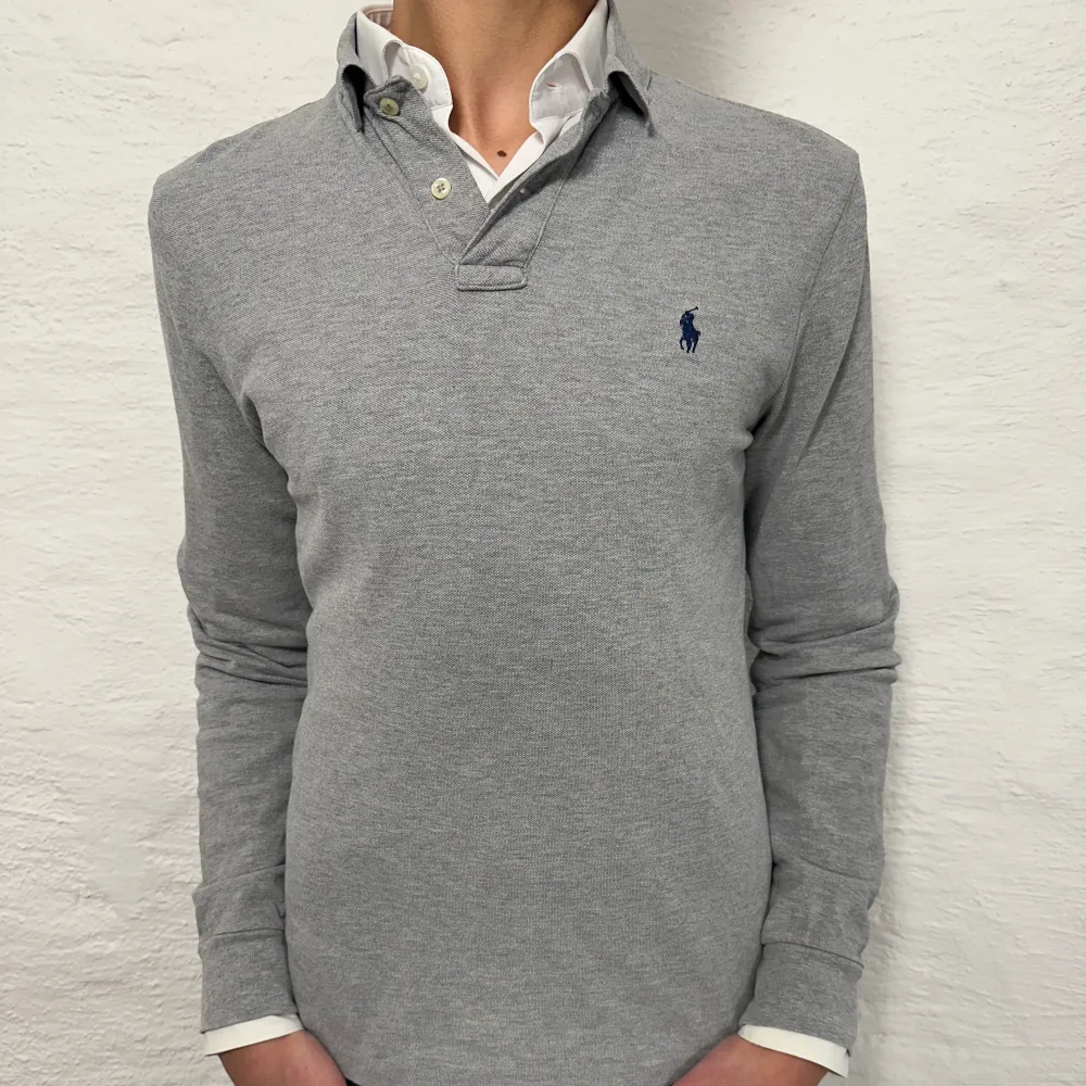 En as schysst långärmad piké från Ralph lauren. Storlek M och modellen på bilden är ca 185 cm. Fint skick, ända defekten är ett litet hål i nacken som man ser i tredje bilden. nypris runt 1499, köp för endast 389kr.  Fast pris gäller🤝. Tröjor & Koftor.