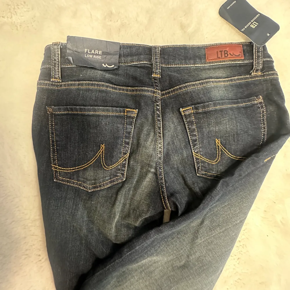 Säljer ett par helt nya lågmidjade Ltb jeans med lapparna kvar,  De är extremt strechig och formar sig så fint efter kroppen!  De är i storleken 26/34 midjemåttet är 37 cm och innerbenslängden - 84 💕 tänk på att de är väldigt strechiga😍. Jeans & Byxor.
