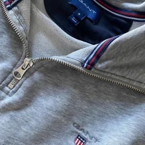 Gant half zip - Skit snygg till sommarn. Köpt för 1200 på gant hemsidan.  Skick 9/10 