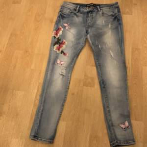  Super fina jeans med blomdetaljer