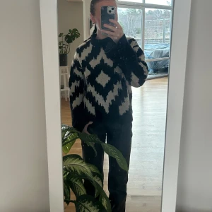 Stickad tröja med mönster  - Säljer den här fina svart / vita mönstrade tröjan ifrån hm. Skriv för fler bilder eller andra frågor!💕
