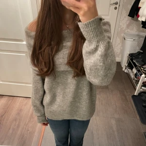 Super snygg of shoulder tröja - Kom inte till användning💗