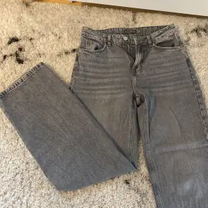 Säljer de här gråa jeansen eftersom att de aldrig används. 