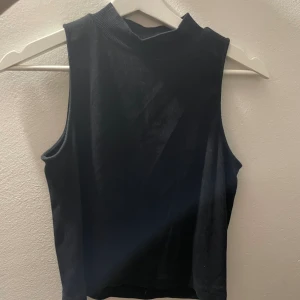 Halvpolo topp - En topp med halvpolokrage. Perfekt till sommaren. Storlek M