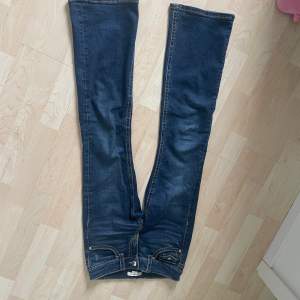 Ett par jättefina bootcut low jeans som är i toppskick är nu till salu, säljer dem pga att dem är för små🥲. Kommer från Gina Tricot och är i storlek 152❤️ nypris: 349kr och jag säljer för 200kr! 😁